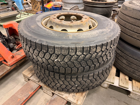 2 st lastbilshjul 295/80 R22,5