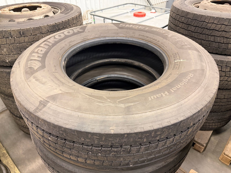 2 st lastbilsdäck 315/80 R22,5