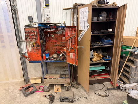 Verktygsvagn & skåp med innehåll