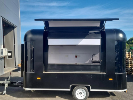 Foodtruck med serveringslucka, fläkt och arbetsytor, oanvänd