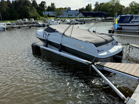Motorbåt Four Winns Sundowner 245 -1999 | Trailer & Hamnkapell | 8,17m