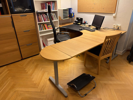 Hörnskrivbord med stol och rullhurts