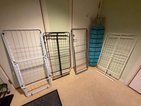 4st torkställningar, strykbräda samt 2st strykjärn