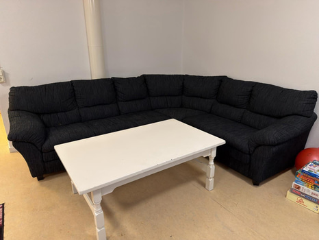 Soffa, soffbord och fåtölj.