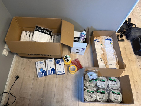 Tejp, coverall, handskar m.m.