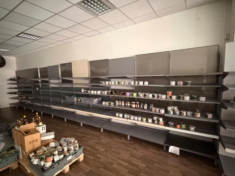 Ca 23 sektioner butikshyllor samt Pan-Oston kassalinje
