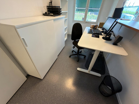 Kontorsmöbler, skärmar m.m.