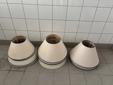 Parti med lampskärmar, olika modeller och storlekar
