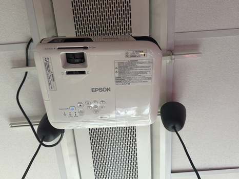 Projektor Epson EB-U32 inkl. takfäste och duk