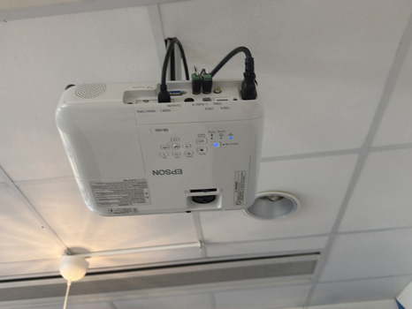 Projektor Epson projektor inkl. projektorduk och högtalare