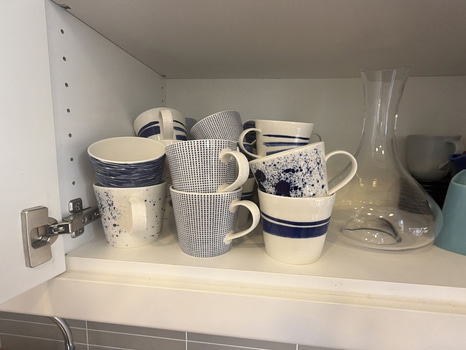 Parti med Muggar Royal Doulton Pacific, ca 25 st.