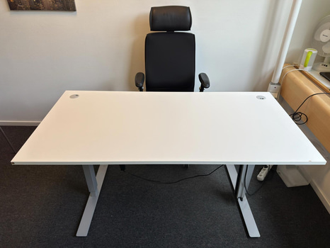 Höj- och sänkbart skrivbord AJ Produkter inkl. kontorsstol