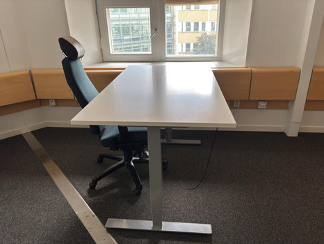 Höj- och sänkbart skrivbord inkl. kontorsstol