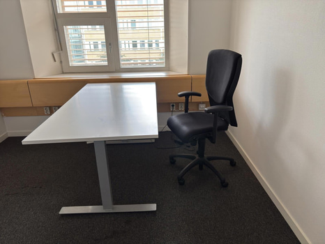 Höj- och sänkbart skrivbord inkl. skrivbordsstol