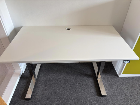 3 st. Höj-och sänkbara skrivbord Martela