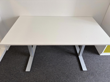 Höj- och sänkbart skrivbord