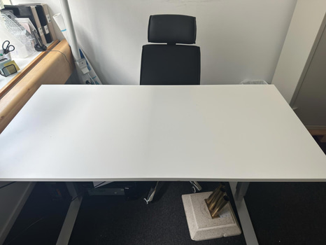 Höj- och sänkbart skrivbord inkl. kontorsstol