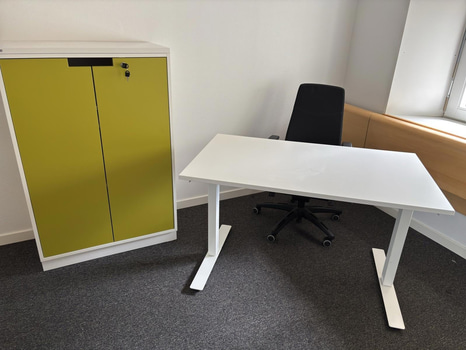 Höj- och sänkbart skrivbord inkl. dokumentskåp och kontorsstol