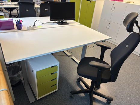 Höj- och sänkbart skrivbord inkl. kontorsstol och hurts