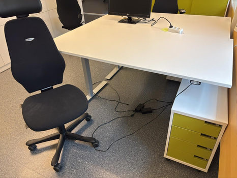 Höj- och sänkbart skrivbord inkl. kontorsstol och hurts