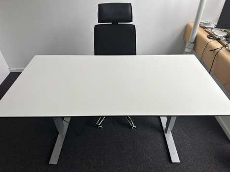Elektriskt höj och sänkbart skrivbord inkl. kontorsstol