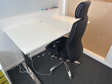 Höj- sänkbart skrivbord Martela, inkl. kontorsstol