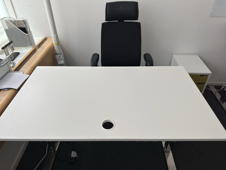 Höj- sänkbart skrivbord Martela, inkl. kontorsstol