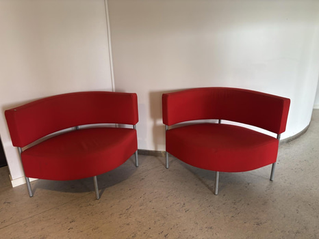 2 st. fåtöljer, röda Mitab