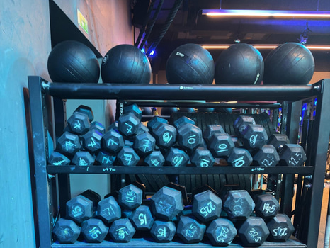 Viktställ inkl. hantlar och kettlebells