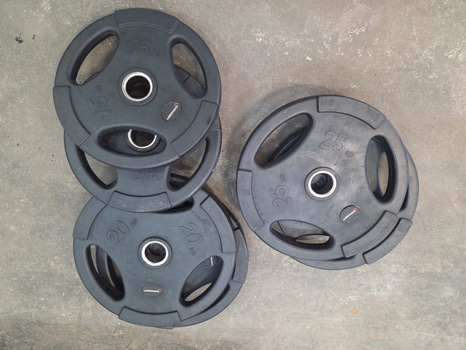 Skivsstångsset med stång och 120 kg vikter.