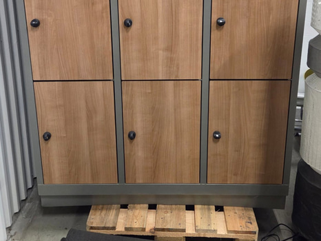 2 st omklädningsskåpsmoduler, 9 skåp, ekfaner, silvergrå metallram