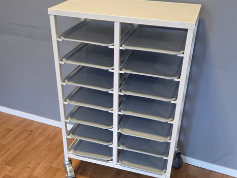 Brickvagn med plats för 14 brickor.