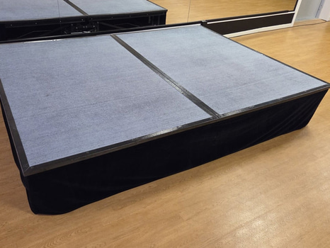 Fällbart scenpodie på hjul