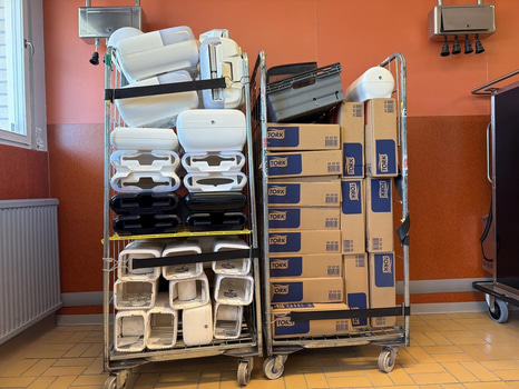 Pappershandduksdispensrar / toalettpappershållare – blandade modeller