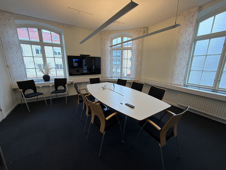 Konferensrum med 65-tums skärm m.m.