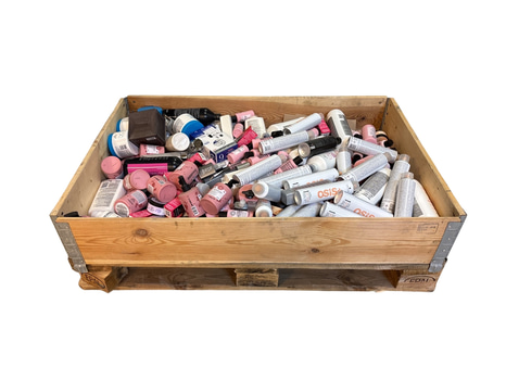 Parti med hårvårdsprodukter blandat