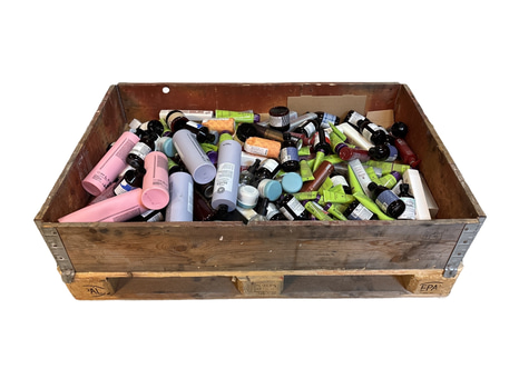 Parti med hårvårdsprodukter blandat