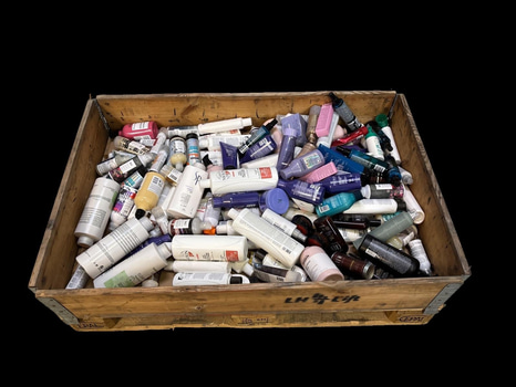 Parti med diverse hårvårdsprodukter