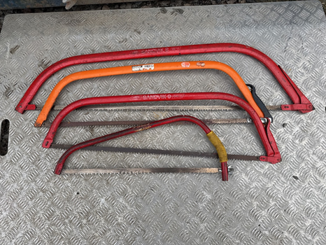 Diverse verktyg, sågar, grensax, lådor, vattenpass mm.