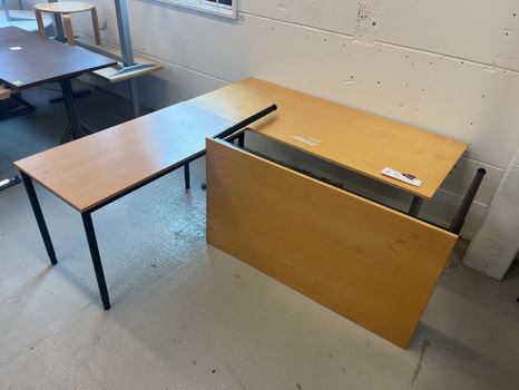 3 st.  Bord i varierande storlekar