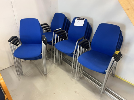 16st Konferensstolar med armstöd – blå klädsel