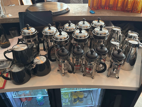 Ca 15 st pressokannor för kaffe, 4 tekannor samt 4 mjölkkannor