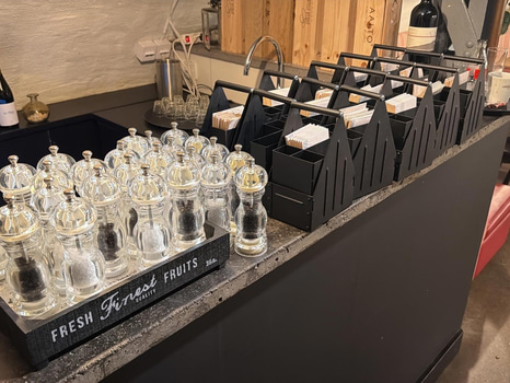 15 st bestickkorgar för bord samt 24 st salt & pepparkvarnar