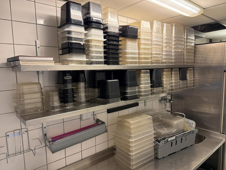 Sortiment diverse plastkantiner