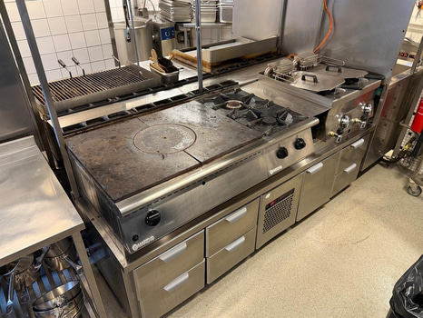 Komplett köksö med maskiner - 2x kylbänk, grill, stekhäll, spis, dubbel fritös m.m.