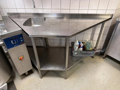 Rostfri arbetsbänk med ho i vinkel