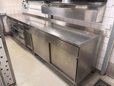 Rostfri kylbänk samt skåp med separat kylränna