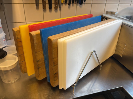 8 st skärbrädor i ställ