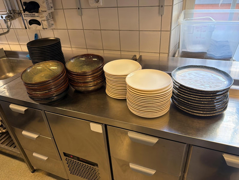 Samling tallrikar, bl.a. Utopia och Bonna, totalt ca 85 st