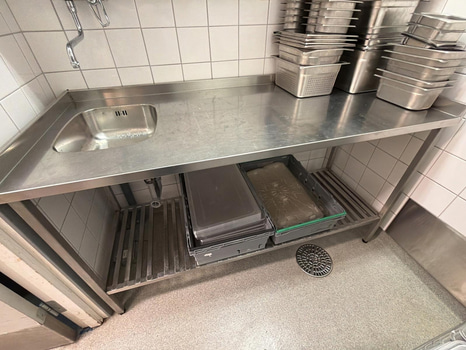 Rostfri arbetsbänk med ho samt 2 st rostfria hyllor